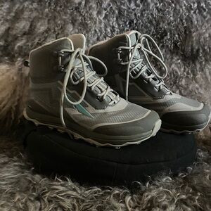 Altra Women's Gray High-Top Athletic Shoes